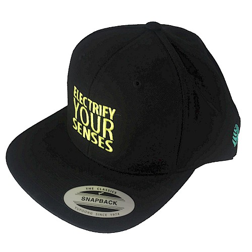 Mit den stylischen Snapback-Caps und ihrem gelben ElectrifyYourSenses-Stick ist euch Aufmerksamkeit garantiert!